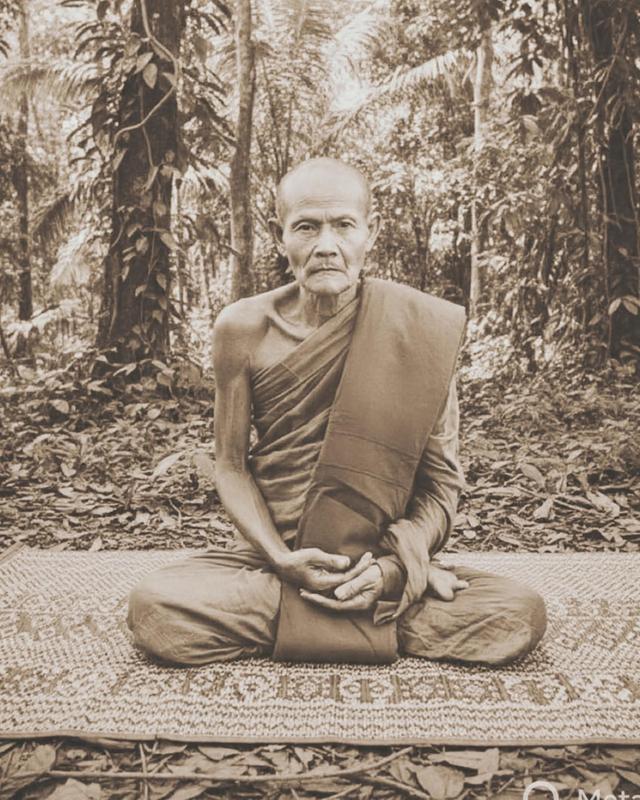 #ล็อกเก็ตครึ่งองค์หลวงปู่มั่นด้านหลังมวลสารเม็ดพระธาตุของพระสายวัดป่ากรรมฐาน*มวลสารศักดิ์สิทธิ์*