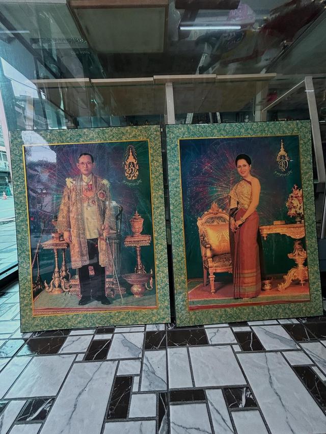 ชุด 2 ภาพรัชกาลที่ 9 และ พระราชินี พร้อมกรอบไม้