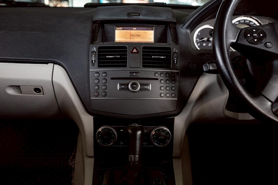 Benz C200 CGI BE ปี 2011 สีดำ มือเดียวป้ายแดง 16