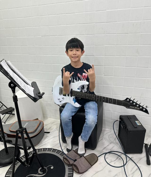 รับสอนกีตาร์ทุกประเภท ที่ Fin Music School 8