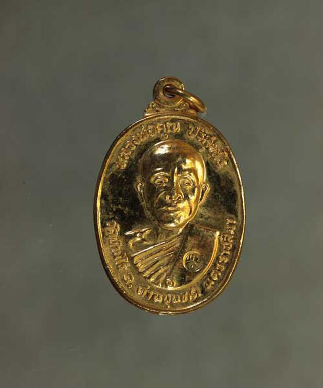 เหรียญ หลวงพ่อคูณ ตลาดไทรเก่า ปี2522 เนื้อทองแดงกะไหล่ทอง ค่ะ j807 2