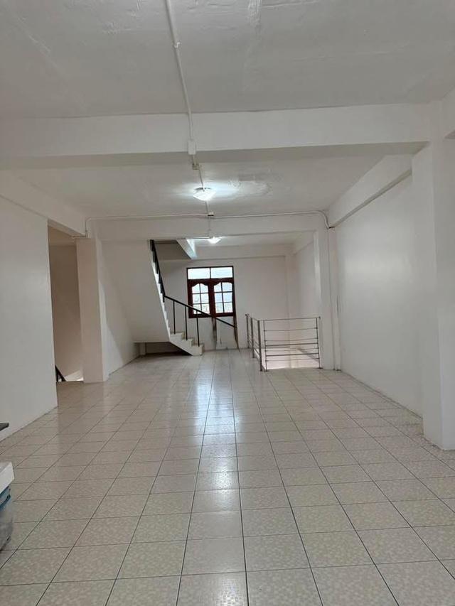 อาคารพาณิชย์ 2 ห้องที่ ตีทะลุกัน 17