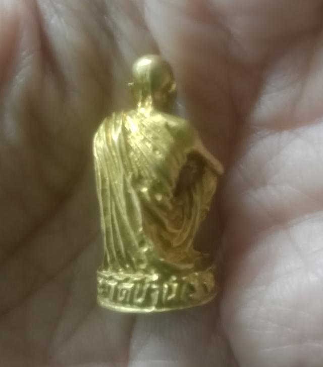 พระรูปปหล่อ หลวงพ่อคูณ รุ่นเสาร์๕ คูณทวีคูณ เหลือกินเหลือใช้ ปี36 ตอกโค้ดใต้ฐาน รูปที่ 2