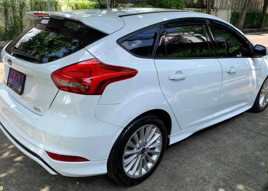 Ford Focus สีขาวมือสอง