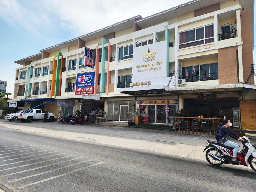 ให้เช่า อาคารพาณิชย์ 3 ชั้น ทำเลติดถนน ใกล้ตลาดลาดสวาย ลำลูกกา คลอง 4 ปทุมธานี หน้ากว้าง จอดรถสะดวก มีประตูกระจก พร้อมทำธุรกิจและพักอาศัย shophouse 11