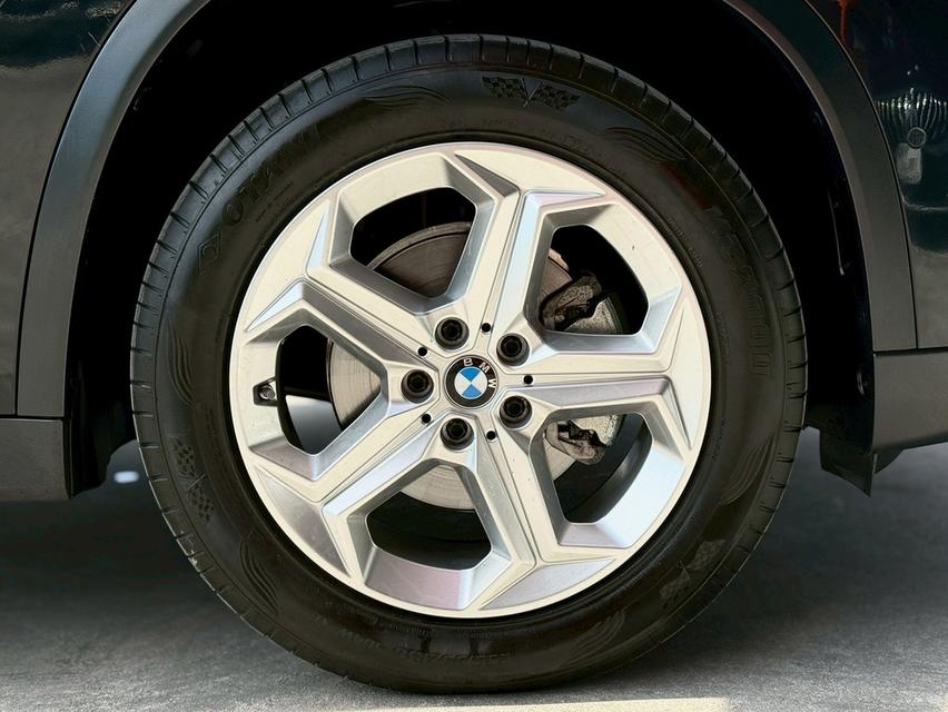 ปี 2023 BMW X1, 1.5 sDrive18i เครื่องยนต์เบนซิน LCI รหัสตัวถังU11 รถสีดำ 16