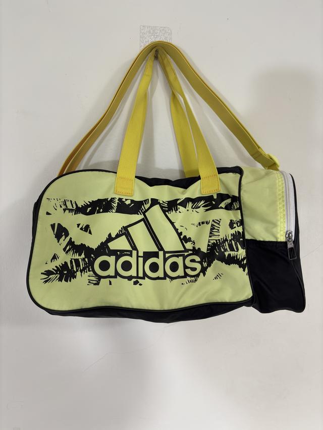 กระเป๋าใส่ของริมสระว่ายน้ำ Adidas สไตล์กระเป๋าบอสตัน สีเหลือง ขนาด16x8นิ้ว200฿กระเป๋าสำหรับสระว่ายน้ำใบนี้มีสองช่องหลักและช่องด้านในอีกหนึ่งช่อง รูปย่อยที่ 3