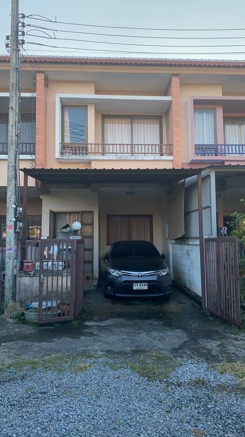 ขายทาวน์เฮาส์ 2ห้องนอน3ห้องน้ำโครงการส่วนบุคคล ใกล้ถนนใหญ่ 100ม 1