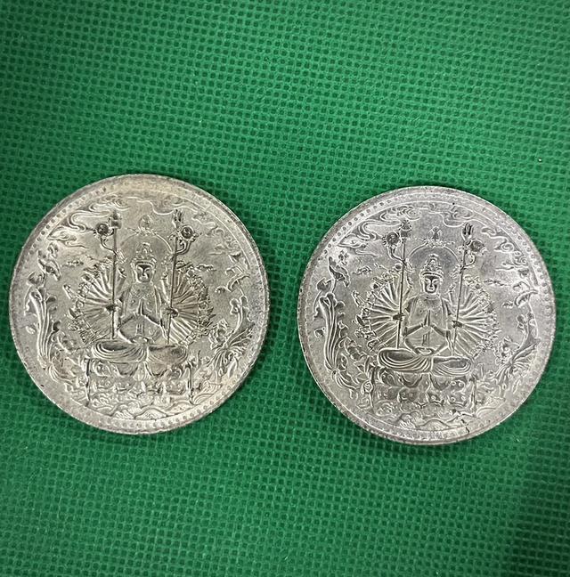 เหรียญพระโพธิสัตว์กวนอิมพันกร หลังอักษรจีน เนื้อเงิน หนัก18กรัม ปี39 5