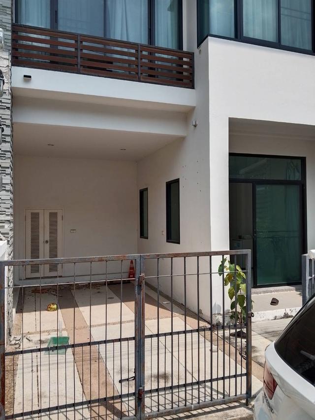 ทาวน์เฮ้าส์ หมู่บ้านเปี่ยมสุข 2