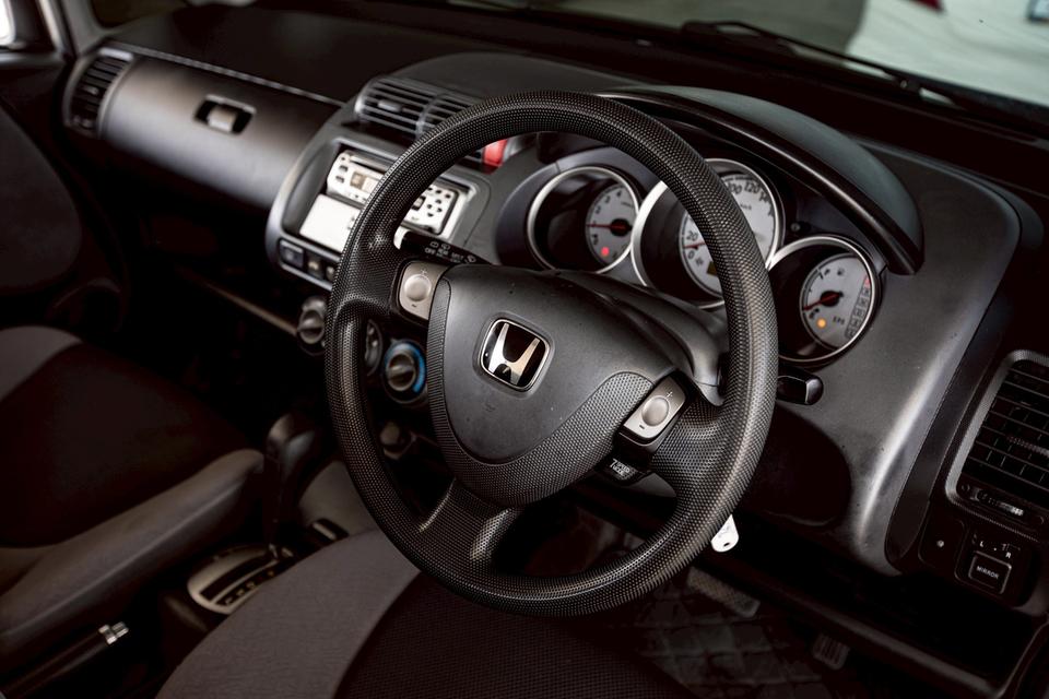 Honda Jazz 1.5 เกียร์ออโต้ ปี 2005 สีเทา 17