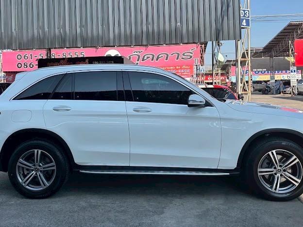 Benz GLC220d ปี 2023 สีขาว ไมล์น้อย รูปที่ 3