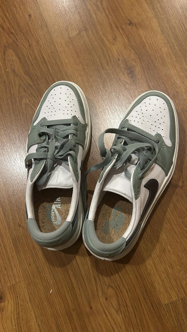 รองเท้า Nike สภาพดีมากใส่ครั้งเดียว