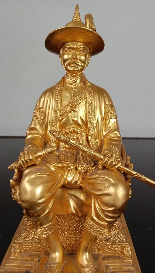 593.พระบรมรูปหล่อสมเด็จพระเจ้าตากสินมหาราช ทรงประทับนั่งบัลลังก์ รูปย่อยที่ 2