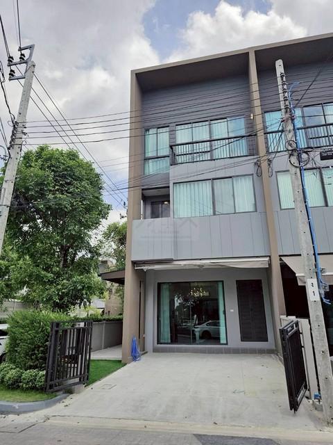 ให้เช่าทาวน์โฮม 3 ชั้น 25.6 ตรว. หลังมุม บ้านกลางเมือง พระราม 9-กรุงเทพกรีฑา ใกล้สนามบินสุวรรณภูมิ 1
