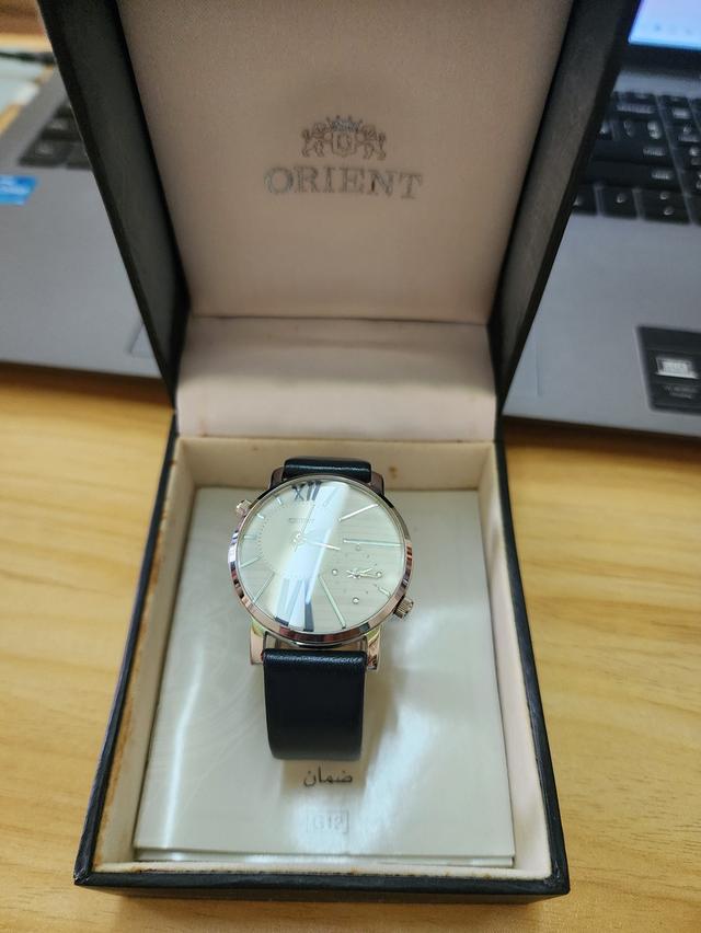 นาฬิกา Orient ของแท้100% พร้อมกล่องเป็นรุ่นสามารถตั้งเวลา 2 ประเทศได้ สายหนัง สีน้ำน้ำเงิน มือสอง สภาพตามการใช้งาน