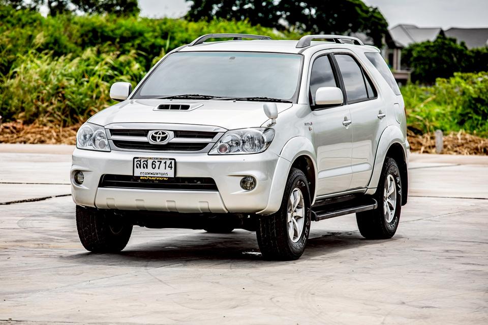 TOYOTA FORTUNER 3.0V 4WD สีเทา เกียร์ออโต้ ปี 2006 สวยสภาพดี