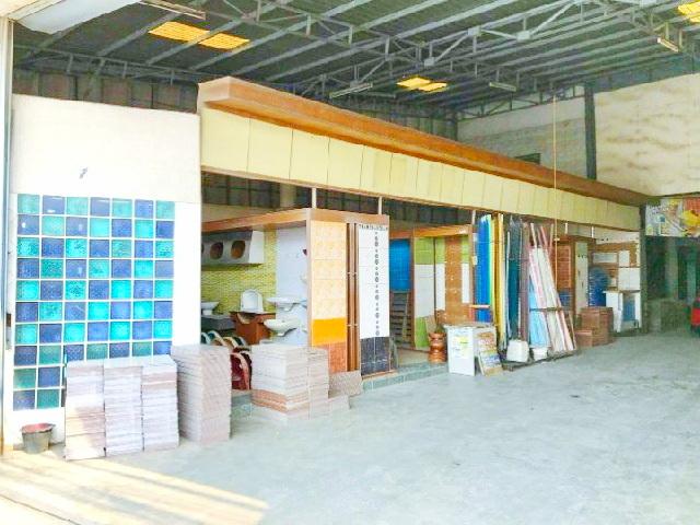 ตลาดหินกอง 2.8 กม.1,205 ตร.ม.โรงพยาบาลราชธานี หนองแค วัดไทยงาม 4.5 กม.ให้เช่าร้านค้า และโกดังสินค้า 2 ชั้น ทำเลดี ติดถนน 6