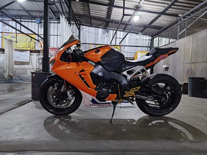 Honda CBR 1000 สีส้ม แต่งพร้อม