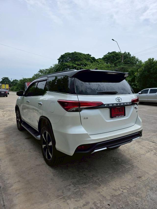 Toyota Fortuner2.8 TRD Sportivo 4WD สีขาว ปี 2019 ไมล์ 71,000 กม.