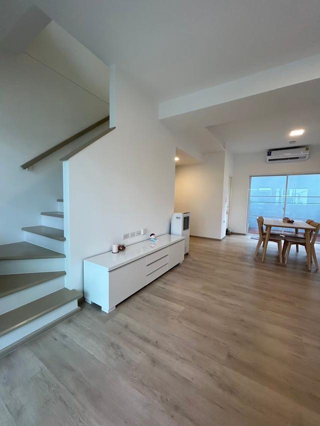 บ้านเช่า ใกล้เมกะบางนา 5 นาที | ทาวน์โฮมหลังริม โทนขาว-ไม้ | 2 ห้องนอน ห้องน้ำในตัวทุกห้อง พื้นที่ 89 ตร.ม. เฟอร์ฯ ครบ | อนุญาตเลี้ยงสัตว์ได้ 3