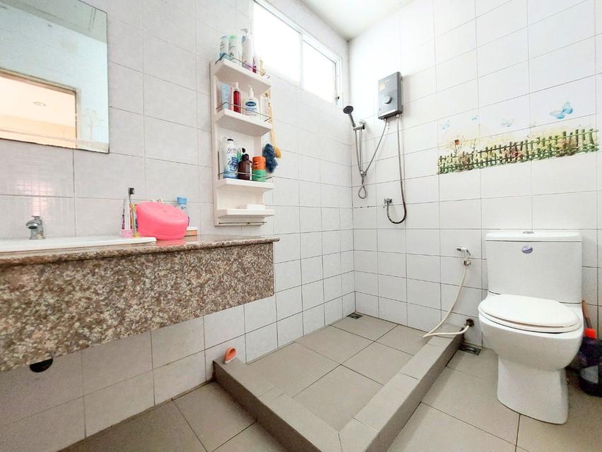 ธัญรดา วัชรพล เดินทางสบาย ใกล้รถไฟฟ้าสายสีเขียวและทางด่วนสุขาภิบาล 5 เข้าเมืองไว ดีลสุดคุ้ม 4.39 ลบ. ฟังก์ชันครบ 3 นอน 3 น้ำ จอดรถได้ 2 คัน 7