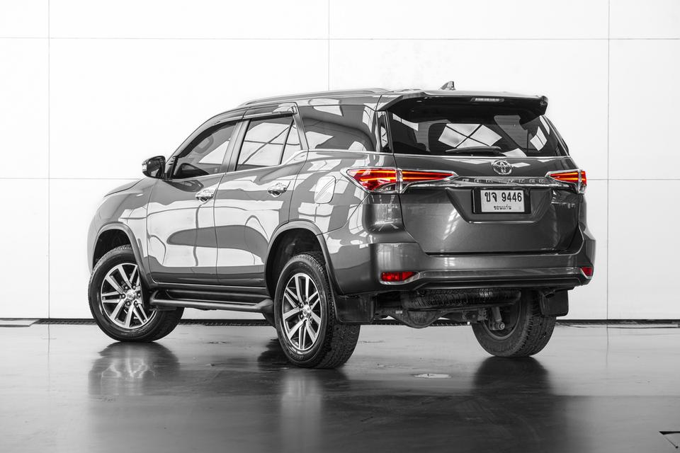 2016 TOYOTA FORTUNER 2.4 V 4WD SUV สีเทา ไมล์ 87553 กม.