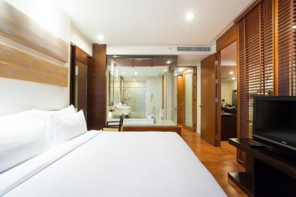 4 star hotel at Ratchada for rent, monthly rental for one bed room 80 sqm full service, rare price 5