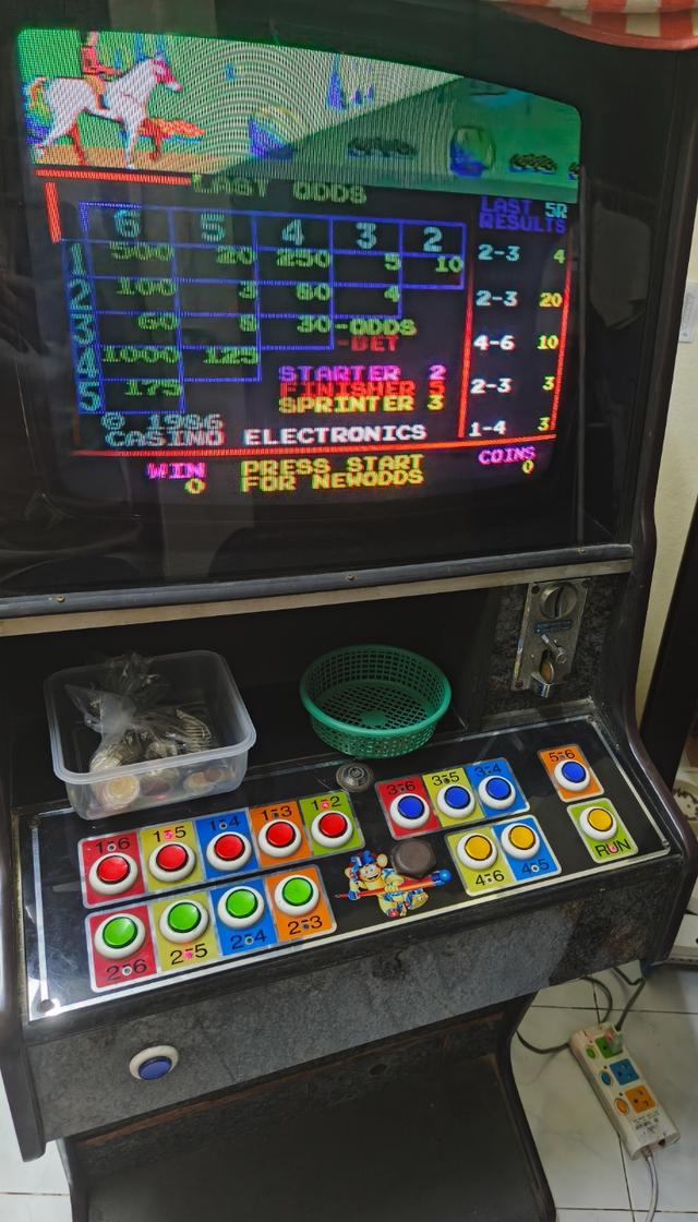 ตู้หยอดเหรียญวินเทจเป็นของสะสมเล่นได้ปกติ