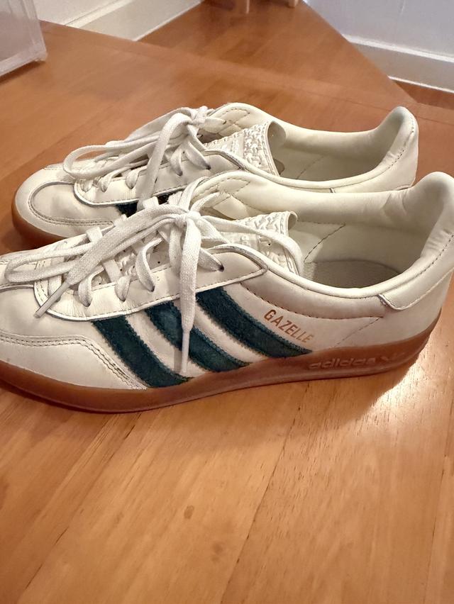 รองเท้าaddidas ขาว/เขียว