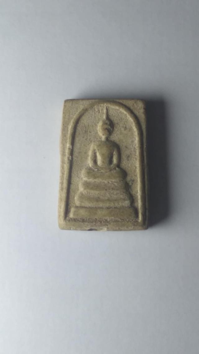 พระสมเด็จเนื้อผง หลังตัวหนังสือ ไม่ทราบที่และปีที่สร้าง รูปแบบตามภาพ