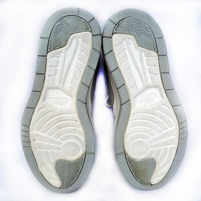 NIKE รองเท้าผ้าใบมือสอง สีเทา-ขาว พื้นสูง สภาพเหมือนใหม่ จัดส่งฟรี!!! เก็บปลายทาง 5