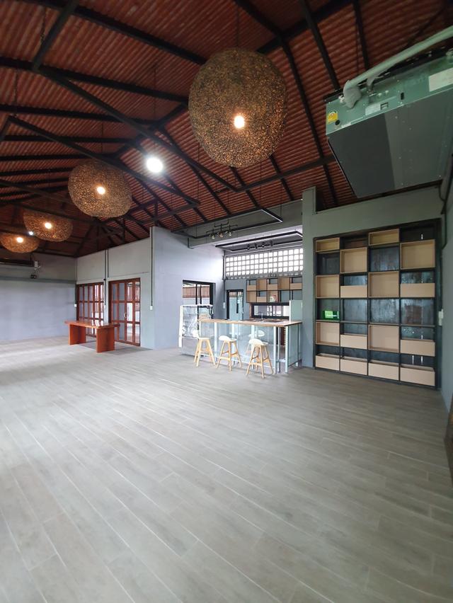 ขายบ้านเดี่ยวชั้นเดียวบนพื้นที่ขนาดใหญ่ 300 ตารางวา ตั้งอยู่ในซอยนวลจันทร์ 56 บรรยากาศเงียบสงบ ร่มรื่น และเป็นส่วนตัวสูง 10