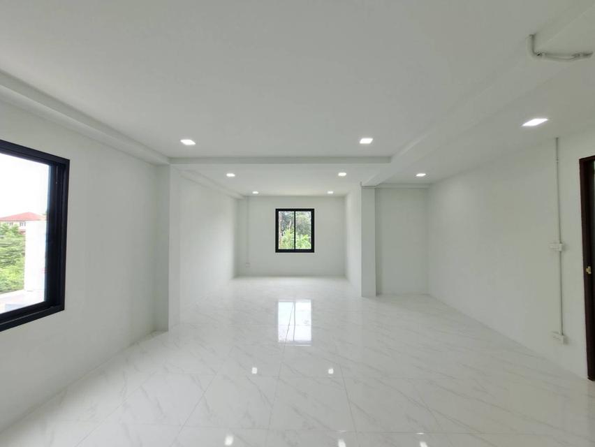 ขายโรงงานและให้เช่าโรงงานพร้อมออฟฟิศ พื้นที่สีม่วงแท้ ขอใบรง.4ได้ มือหนึ่ง พื้นที่ 810 ตรม. ตำบลแคราย สมุทรสาคร ถนนเศรษฐกิจ ใกล้ถ.พุทธสาครและบางบอน5 6