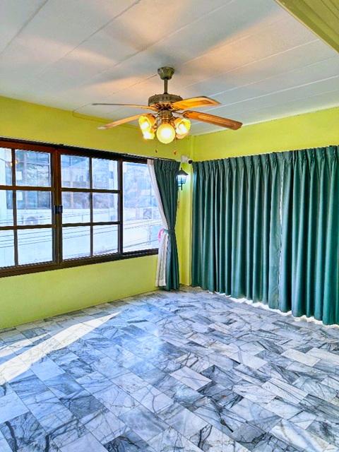 บิ๊กซี รัชดา 1 กม. บ้าน MRT ห้วยขวาง 1.1 กม.ให้เช่าสองชั้นครึ่ง ฟังก์ชัน 2 นอน 2 น้ำ MRT สุทธิสาร 700 ม. 25 ตร.ว 4