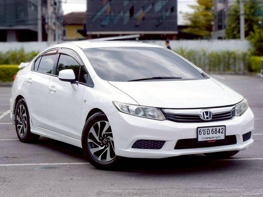 Honda Civic FB 1.8 S เกียร์ Auto สีขาว ปี 2013 3