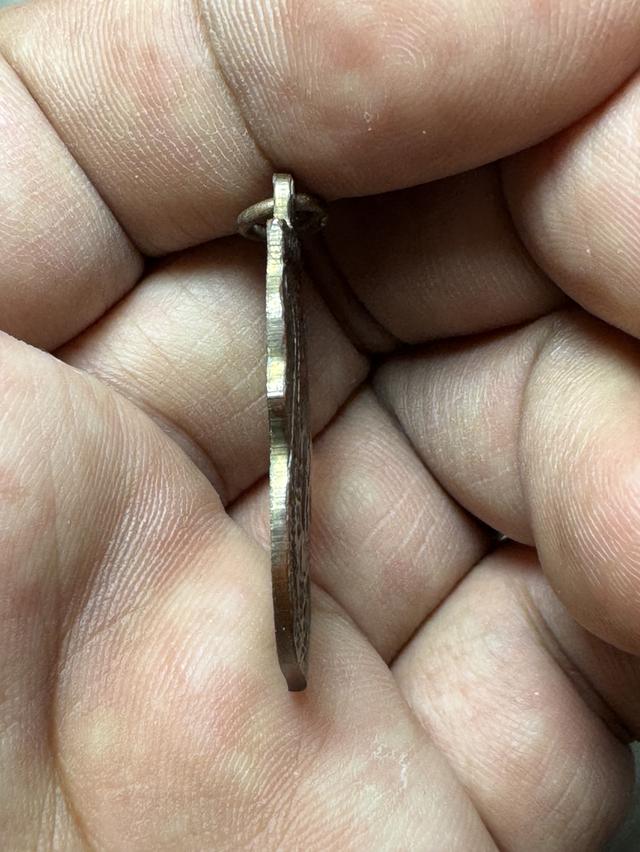 เหรียญหลวงพ่อกลั่นวัดพยาธิพิมพ์หลังขอเบ็ด 6