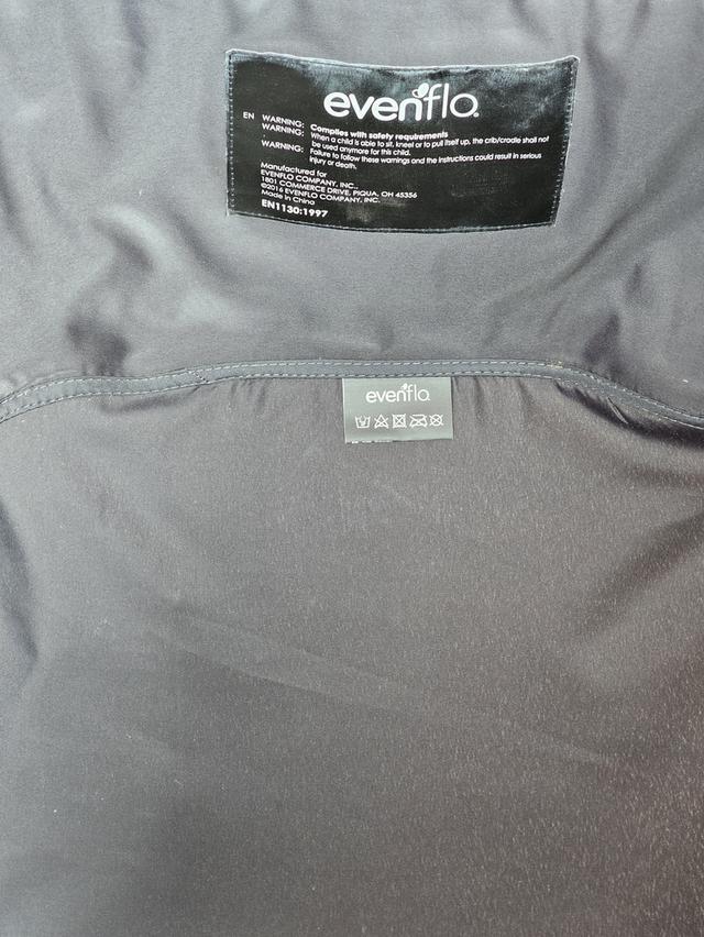 เปลเด็ก Evenflo เตียงเด็กพับเล็ก รุ่น Villi สำหรับเด็กแรกเกิด - 15 เดือน มือสอง สภาพดี