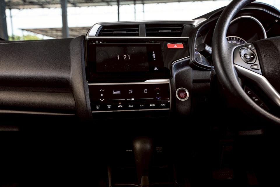 Honda Jazz 1.5 SV ปี 2014 สีขาว มือเดียวป้ายแดง  17