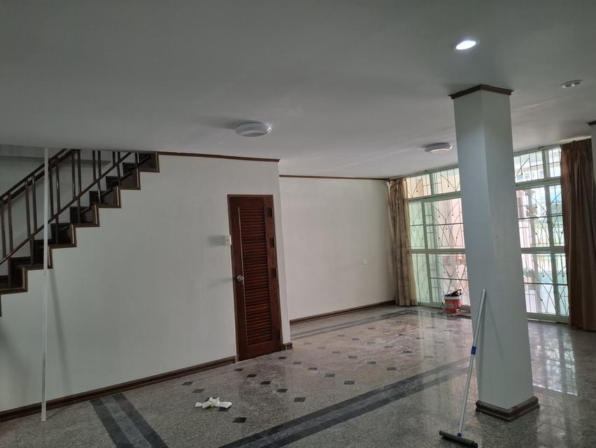 ทาวน์เฮ้าส์ 3 ชัั้น 2 หลังทะลุถึงกัน อยู่ในหมู่บ้านสินทวีสวนธน 1 4