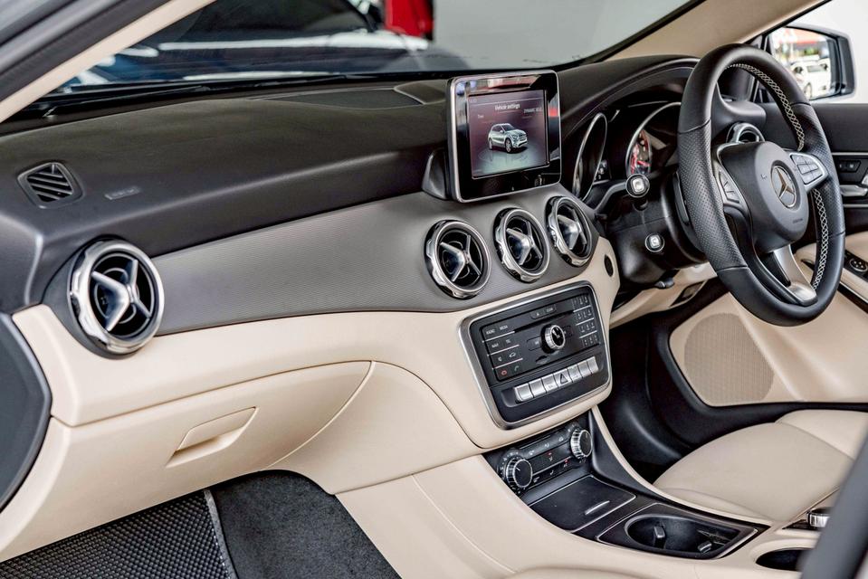 รหัสรถ NP579 BENZ GLA200 URBAN 2020 12