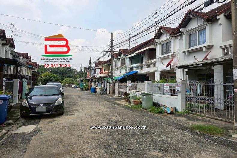 ทาวน์เฮาส์ เนื้อที่ 26.3 ตร.ว. หมู่บ้านพูนสิน 4 (ซอยจ่าโสด แยก 5), ใกล้ BTS แบริ่ง ถนนทางรถไฟสายเก่าปากน้ำ แขวงบางนาใต้ เขตบางนา 2