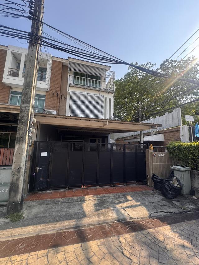 ทาวน์เฮ้่ส์ 3 ชั้น หมู่บ้านวิสต้าปาร์ค วิภาวดี 2 หลังมุม 1