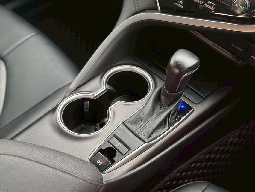TOYOTA. CAMRY  Sedan 4dr Sport SA 8sp FWD 2.5 (MNC)  Y2022 สีขาว  ออโต้ 11