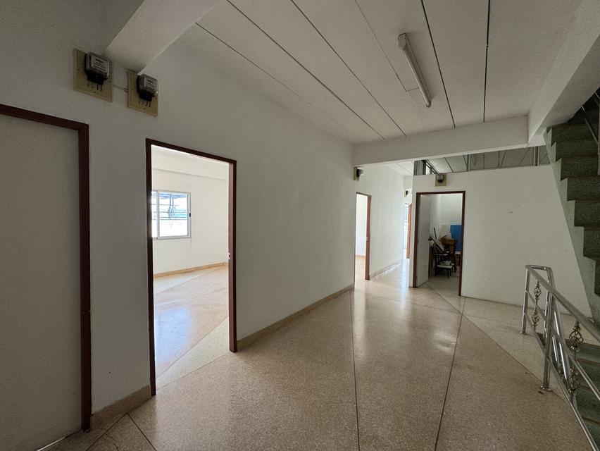 ขายต่ำกว่าราคาตลาด เป็นอาคารพาณิชย์ 2ห้อง 5ชั้น ห้องหัวมุม พื้นที่รวม 30 ตร.วา ภายในพื้นที่ใช้สอยเยอะมาก ประมาน 640 ตร.ม ยังไม่รวมดาดฟ้า 10