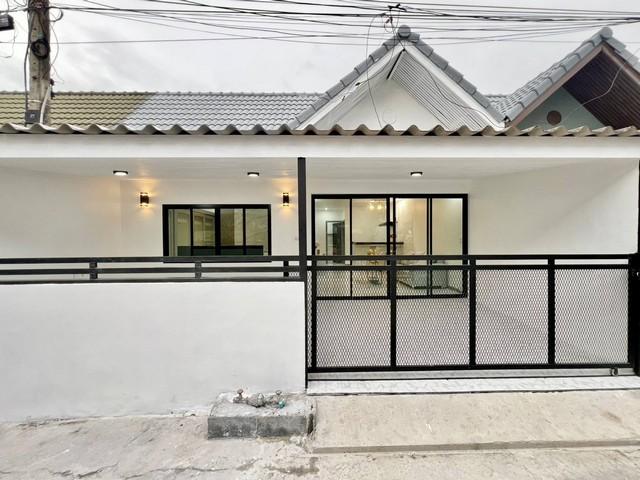 ขายบ้านสวยพร้อมอยู่ น้ำไม่ท่วม หลังคา ไม่รั่ว ขายพร้อมเฟอร์นิเจอร์และบิ้วอินพิกัด ซอยเนินพลับหวาน หมู่บ้านฉัตรแก้ว 9