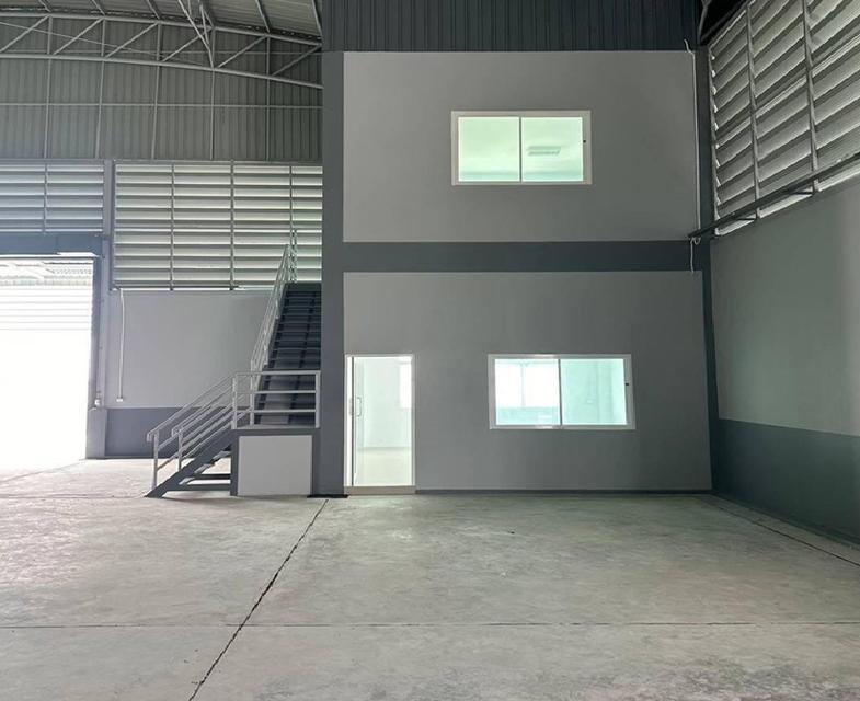 ให้เช่าโกดัง พร้อมสำนักงาน พื้นที่ใช้สอย 966 ตารางเมตร บนที่ดิน 500 ตารางวา / ทำเลอยู่ในซอย อบต หน้าไม้ / ห่างแยกนพวงศ์ 2 กิโลเมตร ลาดหลุมแก้ว 9