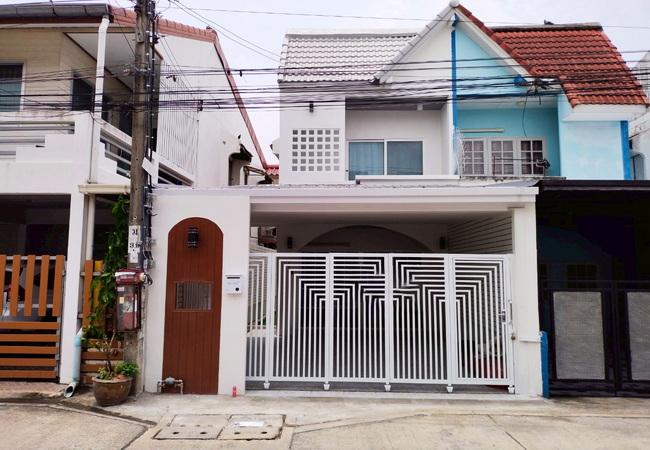 ขายบ้านแฝด หมู่บ้านฉัตรหลวง ซอยราษฎร์อุทิศ 54 เนื้อที่ 23 ตร.ว. แต่งสวย พร้อมอยู่ 1