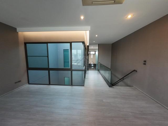 ให้เช่าทาวน์โฮม 3 ชั้น 29.9 ตร.ว. The Landmark เอกมัย-รามอินทรา Luxury ใกล้เลียบด่วน 6