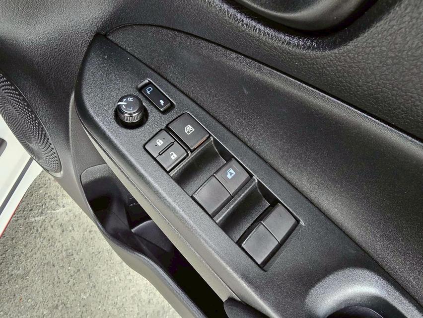 Toyota Yaris 1.2E ปี19 12